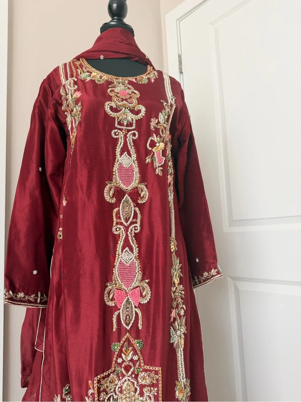 Embroidered Maroon Pakistani / Indian formal dress SIZE LARGE with Gold Zari - Picture 2 of 3